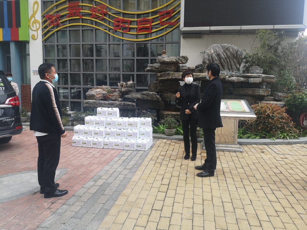 中欧协会河南办事处联合爱心企业共战疫情---向惠济区艺术小学捐赠抗菌消毒剂