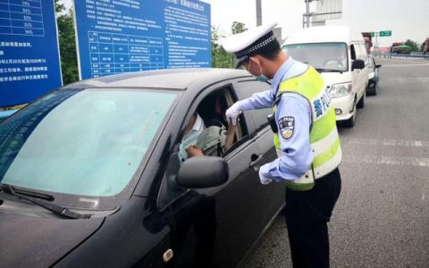 河南人速看!即日起开车、坐车走高速，后排不系安全带也要被罚