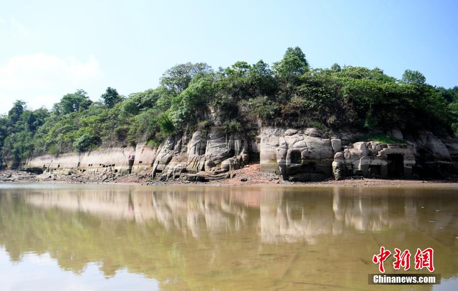 四川仁寿：水库水位下降 唐代坐佛等露真容