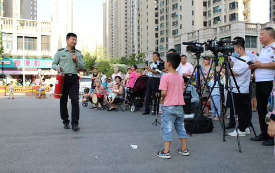“安全公益行”活动走进锦绣城社区