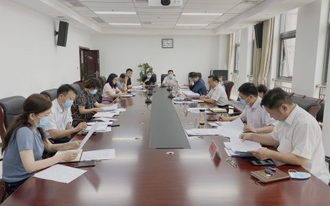 省工商联党组传达学习全省民营经济“两个健康”百县提升行动和“一联三帮”保企稳业专项行动现场动员会精神