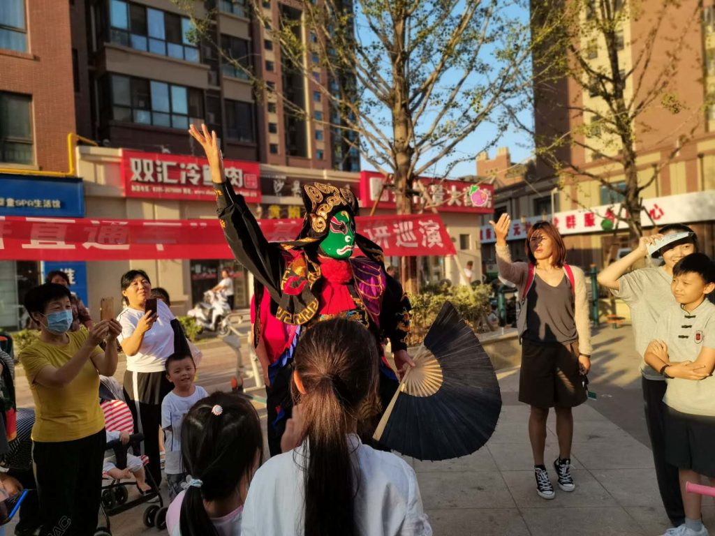 “红色文艺轻骑兵”惠民活动进社区