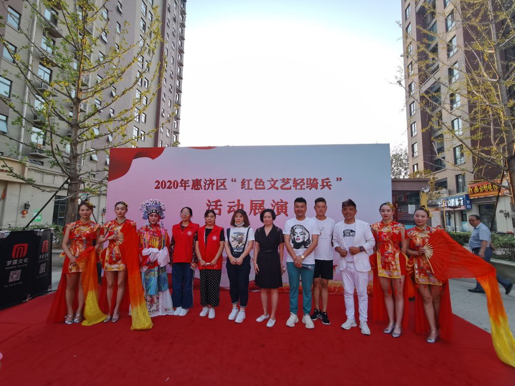 “红色文艺轻骑兵”惠民活动进社区