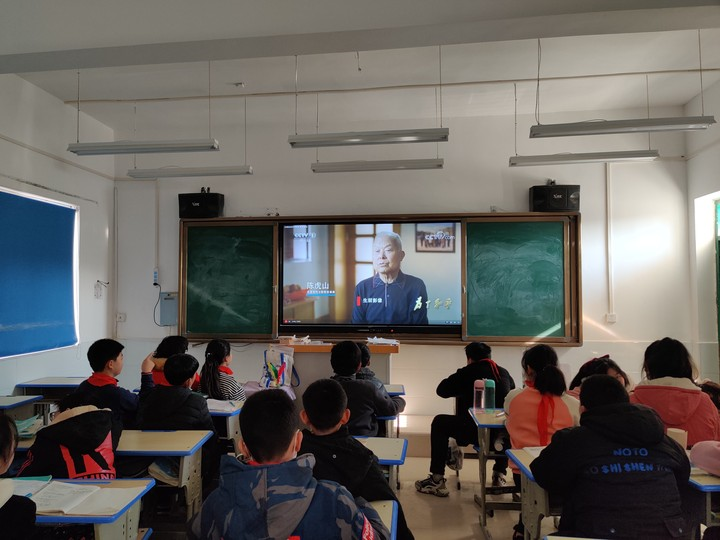 铭记胜利 捍卫和平——保合寨小学观看学习《为了和平》