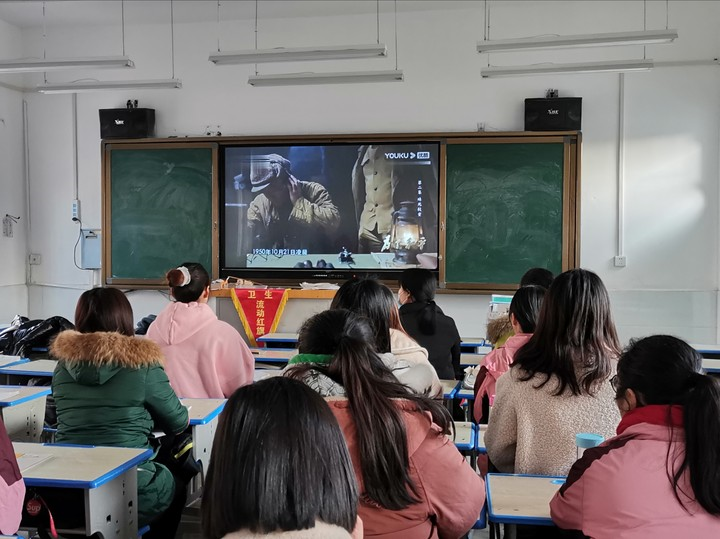 铭记胜利 捍卫和平——保合寨小学观看学习《为了和平》