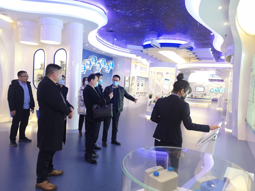 中欧协会驻河南省办事处钱红伟主任带领办事处的相关人员与彭董事长一起前往新天科技参观考察