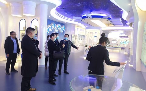 中欧协会驻河南省办事处钱红伟主任带领办事处的相关人员与彭董事长一起前往新天科技参观考察