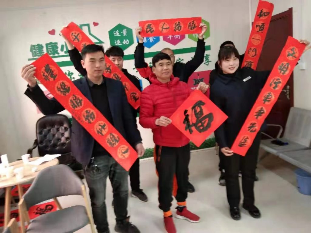 中国好人汪太银为公交司机师傅送"福"字