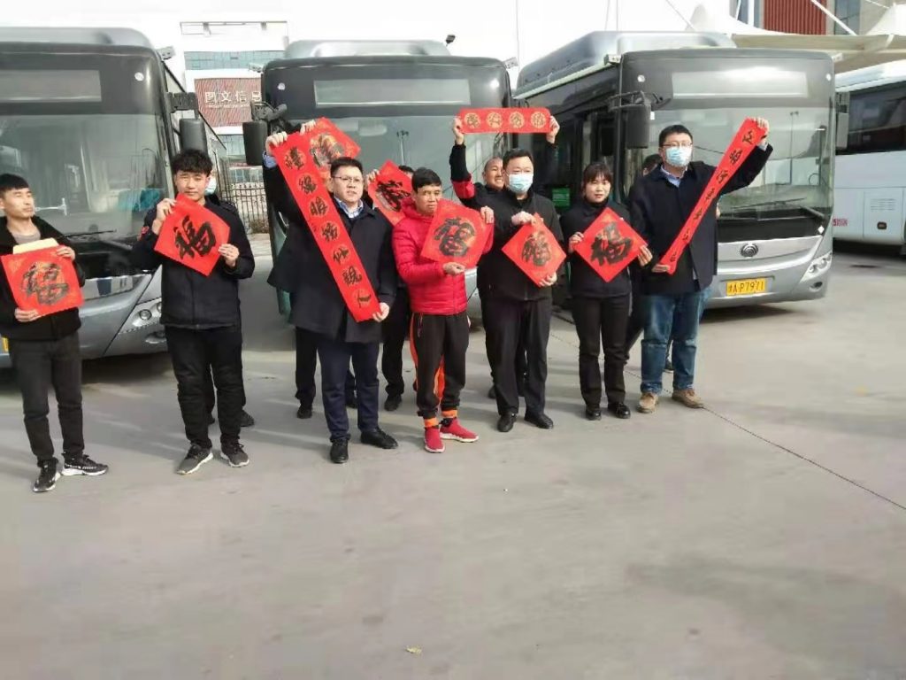 中国好人汪太银为公交司机师傅送"福"字