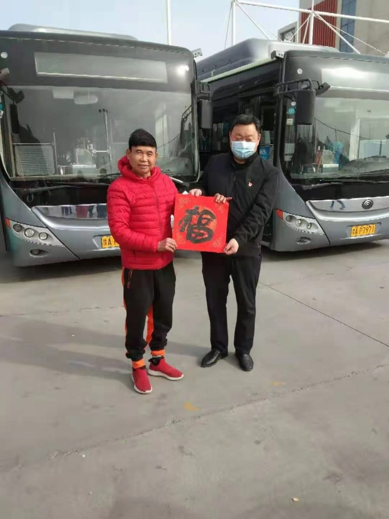 中国好人汪太银为公交司机师傅送"福"字