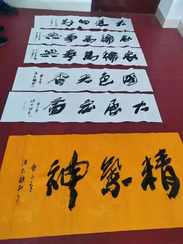 中国好人汪太银:为消防指战员写春联