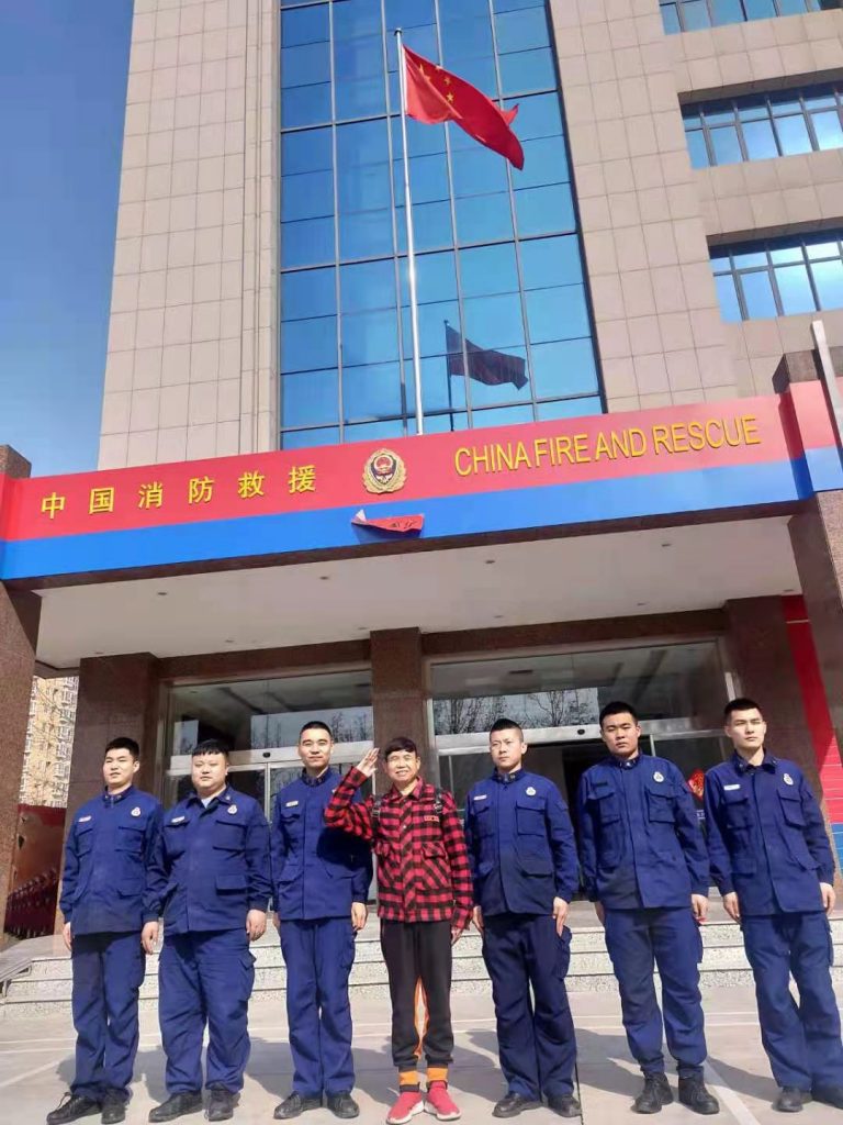 中国好人汪太银:为消防指战员写春联