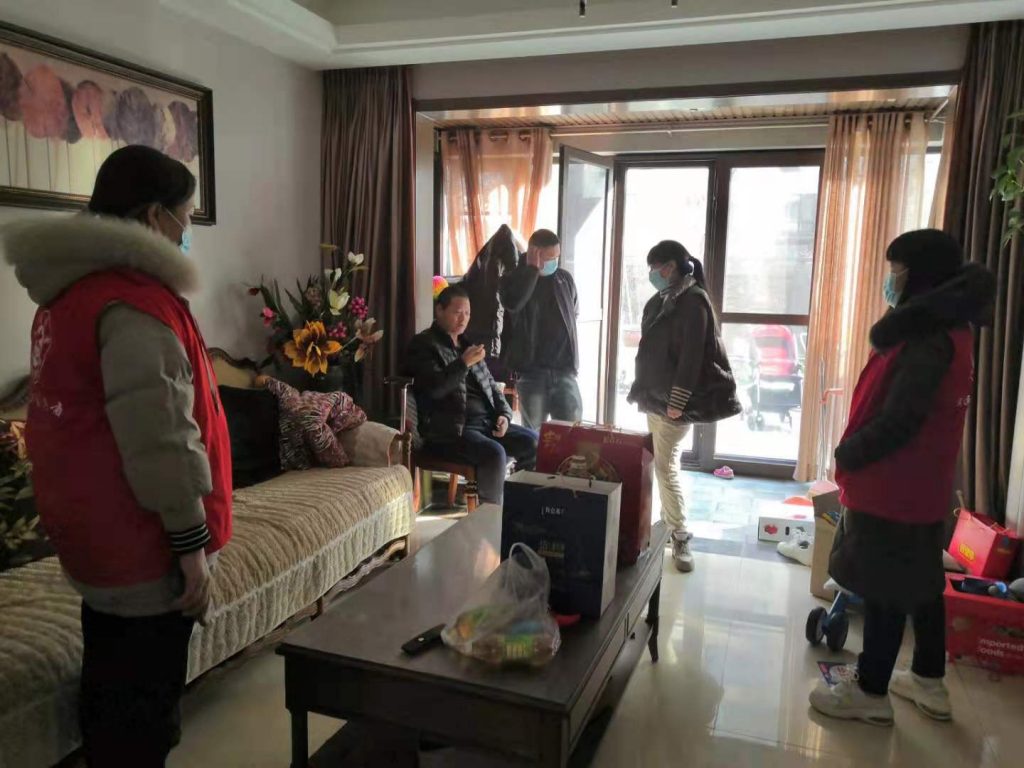 迎新春 过新年——文运社区党支部开展建和谐社区送真情活动