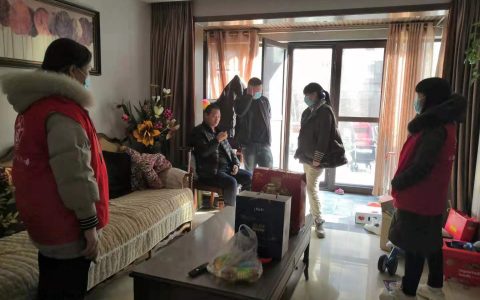 迎新春 过新年——文运社区党支部开展建和谐社区送真情活动