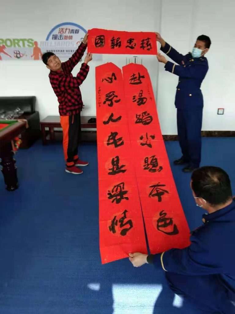 中国好人汪太银，今日为经开区消防队员写春联