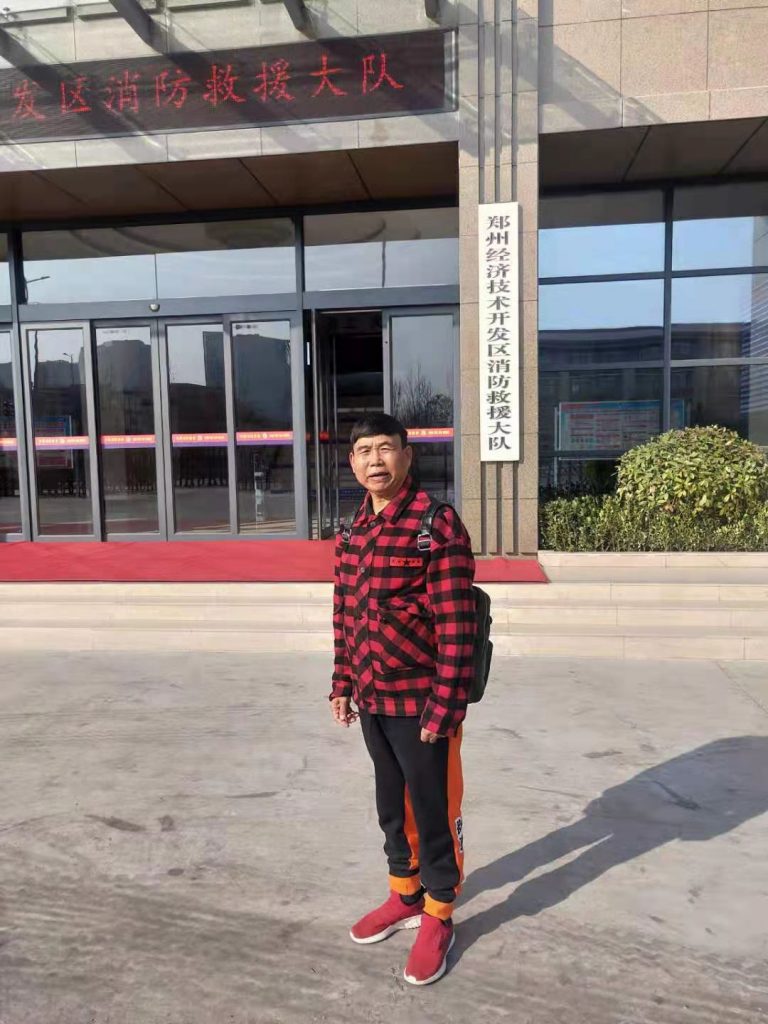 中国好人汪太银，今日为经开区消防队员写春联