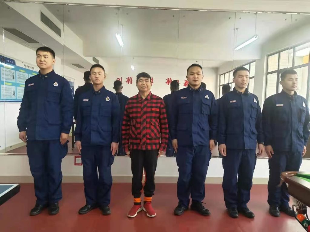 中国好人汪太银，今日为经开区消防队员写春联