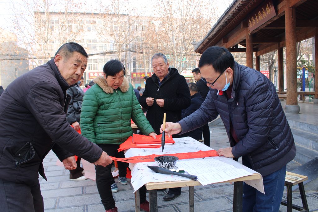​书法家们为惠济桥村第三村民组父老乡亲送春联！