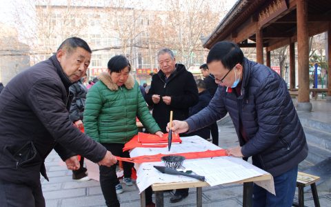 ​书法家们为惠济桥村第三村民组父老乡亲送春联！