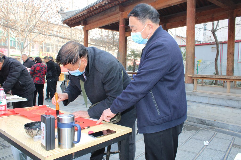 ​书法家们为惠济桥村第三村民组父老乡亲送春联！