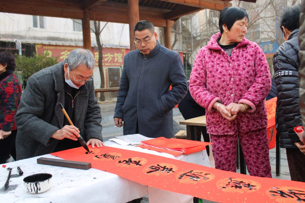 ​书法家们为惠济桥村第三村民组父老乡亲送春联！