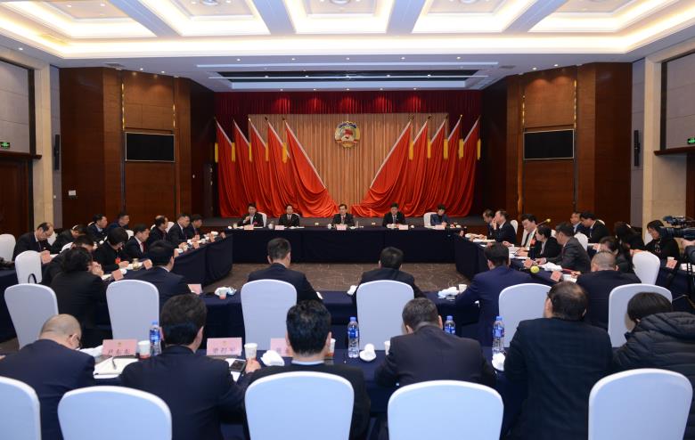 像一家人一样团结起来一起干 ——济源市委书记史秉锐在两会上关心民营企业侧记