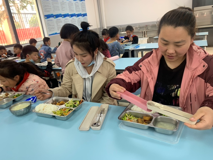 助力午餐工程，家长陪餐（二）——记郑州市惠济区保合寨小学午餐供餐工作