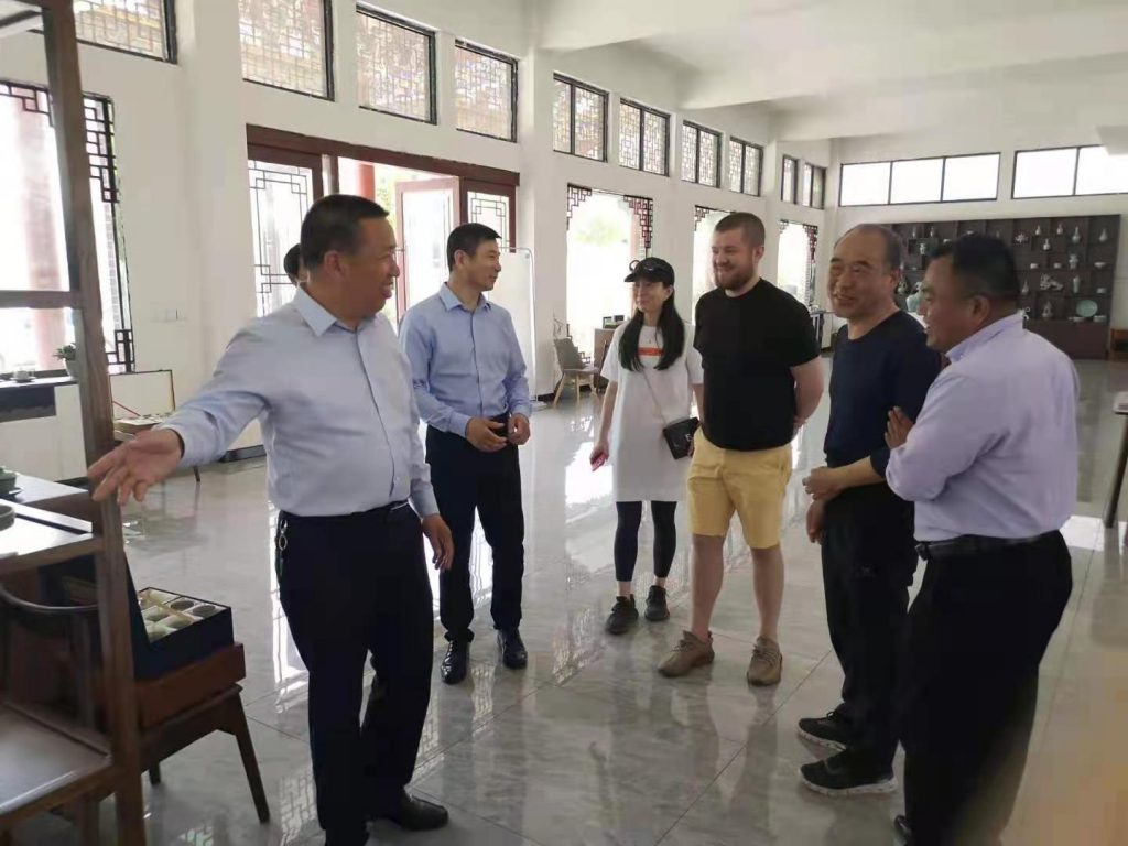 中欧协会驻河南省办事处主任钱红伟陪同摩尔多瓦驻华商会会长NICHITA VERBITCHII尼奇塔•韦比契伊考察汝州汝瓷小镇