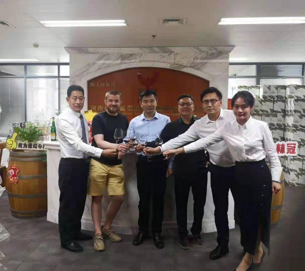 中欧协会驻河南省办事处主任钱红伟陪同摩尔多瓦驻华商会会长NICHITA VERBITCHII尼奇塔•韦比契伊考察汝州汝瓷小镇