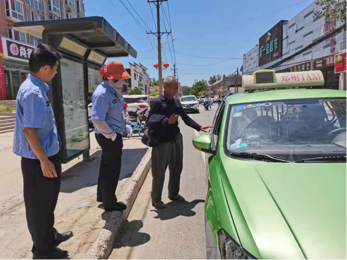 迷路老人彷徨无助，城管人员热心解困