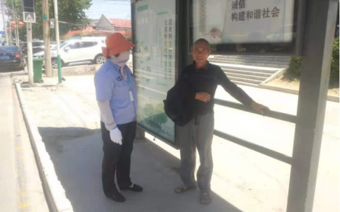 迷路老人彷徨无助，城管人员热心解困