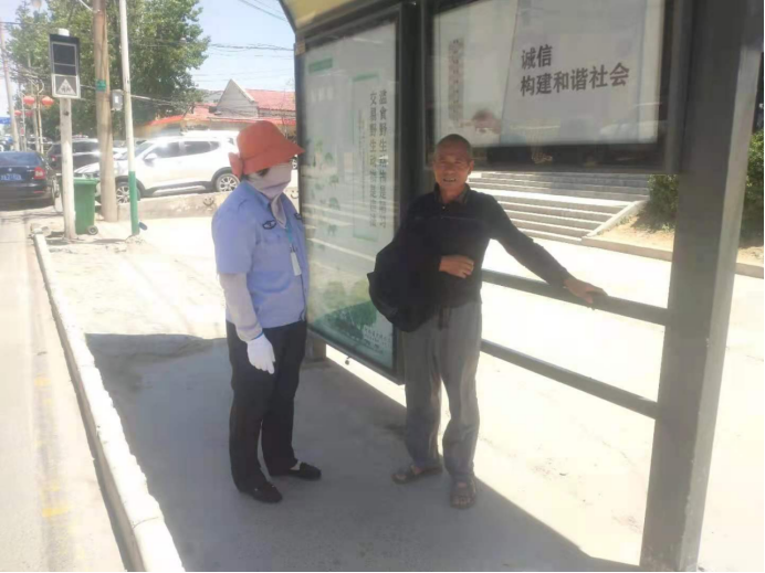 迷路老人彷徨无助，城管人员热心解困
