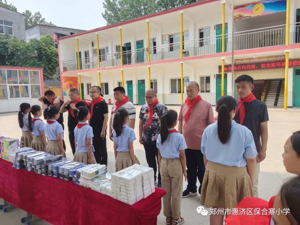 六一慰问护童心，红色教育代代传——保合寨村委慰问进校园
