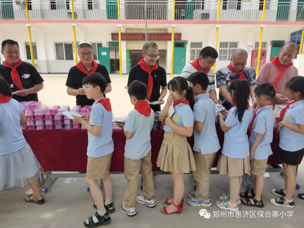 六一慰问护童心，红色教育代代传——保合寨村委慰问进校园