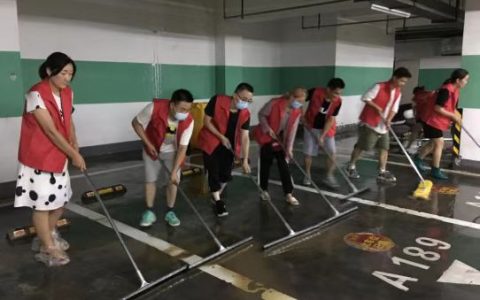 让党旗高高飘扬在群众最需要的地方——新城街道金河社区组织志愿者开展清淤工作