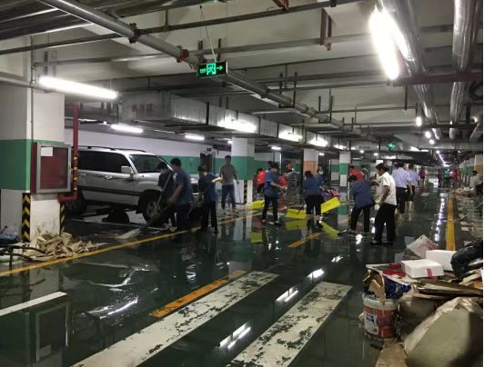 让党旗高高飘扬在群众最需要的地方——新城街道金河社区组织志愿者开展清淤工作