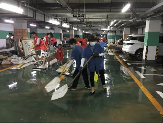 让党旗高高飘扬在群众最需要的地方——新城街道金河社区组织志愿者开展清淤工作