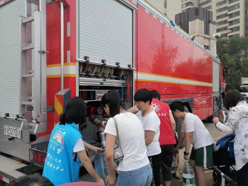 群众向新城街道办事处送锦旗致谢