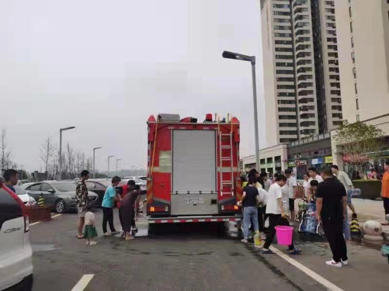群众向新城街道办事处送锦旗致谢