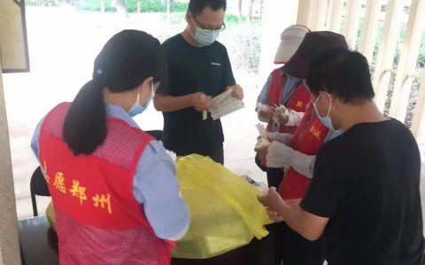 始终在一线与“新冠”作斗争的战士