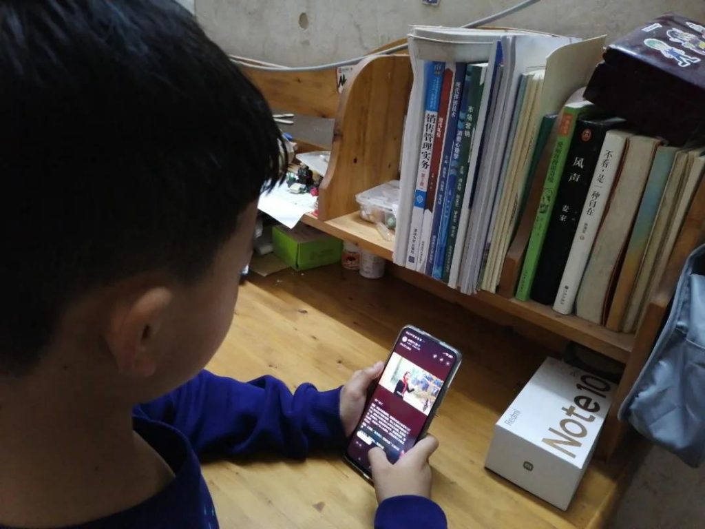 保合寨小学组织观看”请党放心 强国有我“主题云队课