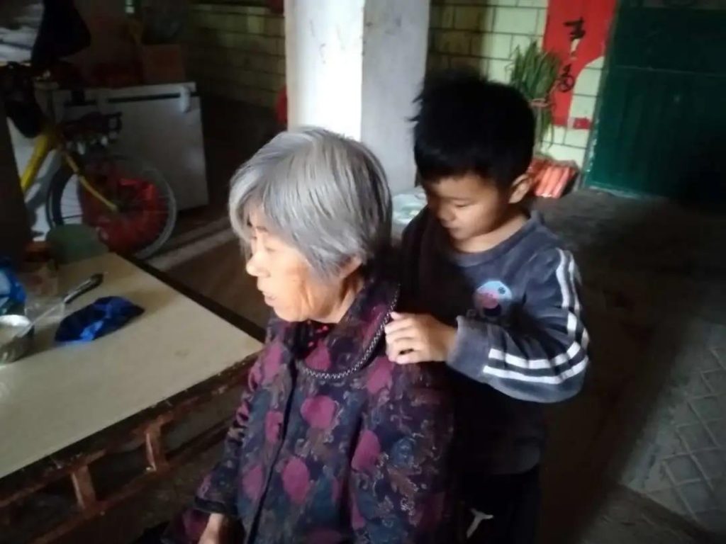 金秋十月，情暖重阳——保合寨小学重阳节活动