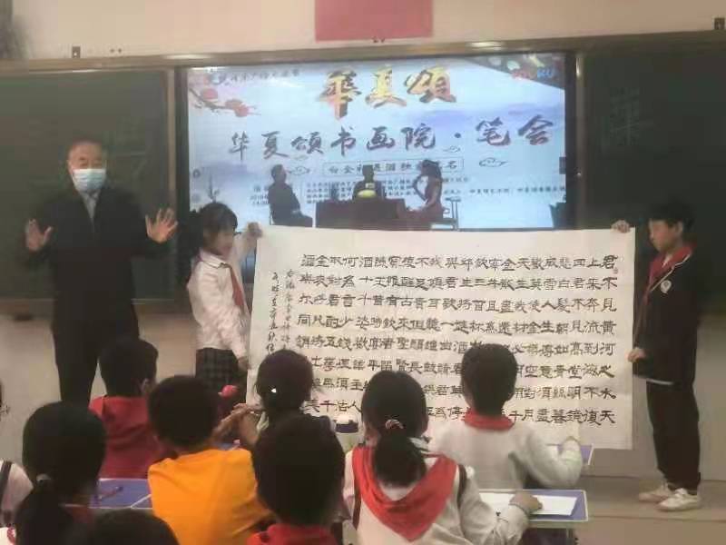 书法家任桂林义务为中小学生传授书法知识备受欢迊