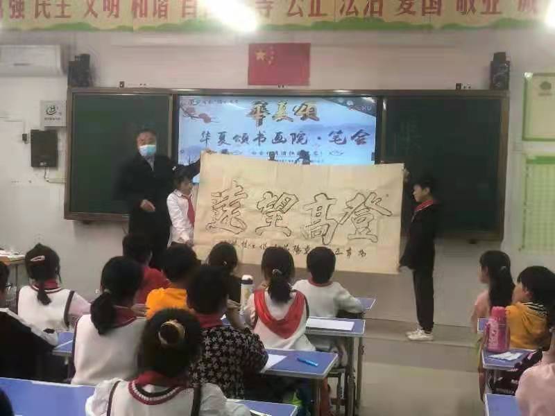 书法家任桂林义务为中小学生传授书法知识备受欢迊
