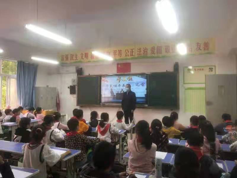 书法家任桂林义务为中小学生传授书法知识备受欢迊