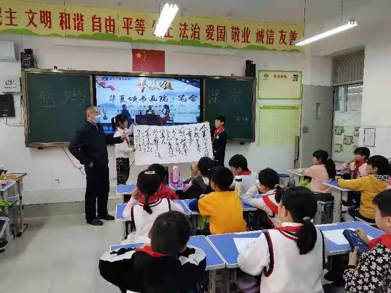 书法家任桂林义务为中小学生传授书法知识备受欢迊