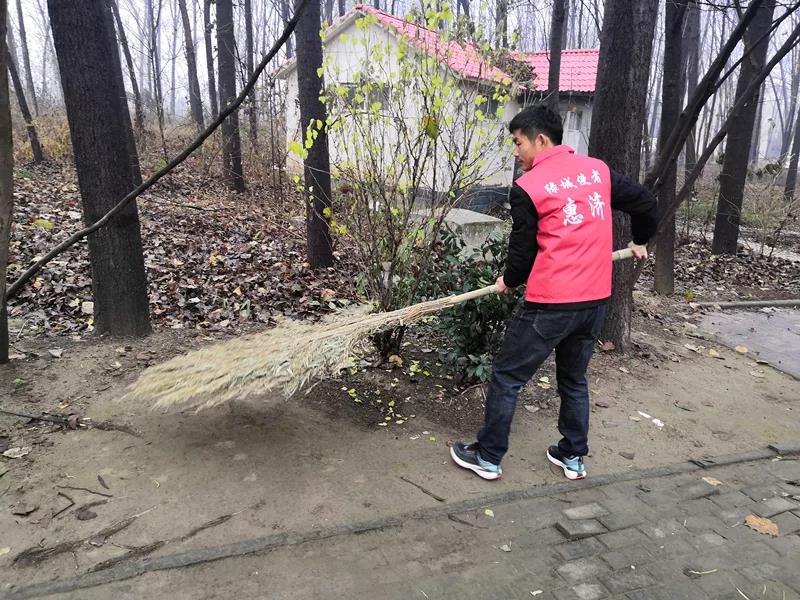 助力保合寨村农村居住环境整治提升主题党日活动