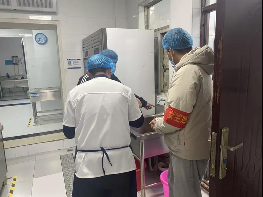 严把食堂安全关  营造健康美校园