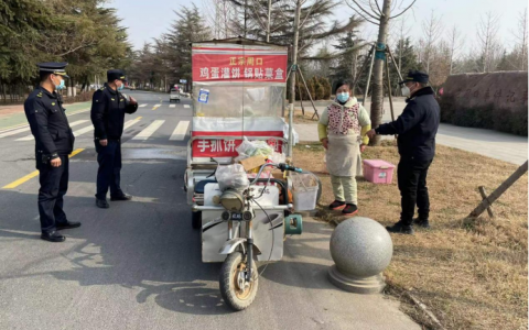 疫情防控决不放松 占道经营“一刻不容”