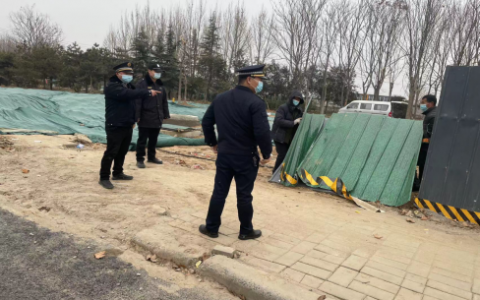 惠济区城市综合执法局花园口执法中队：助力复工复产，在辖区内开展施工围挡大排查
